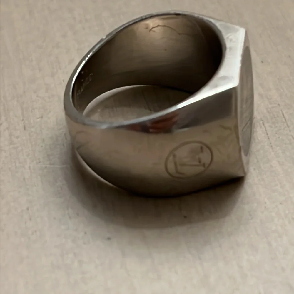 Louis Vuitton Burg Fleur Monogram Mens Silver Ring - Picture 4 of 5